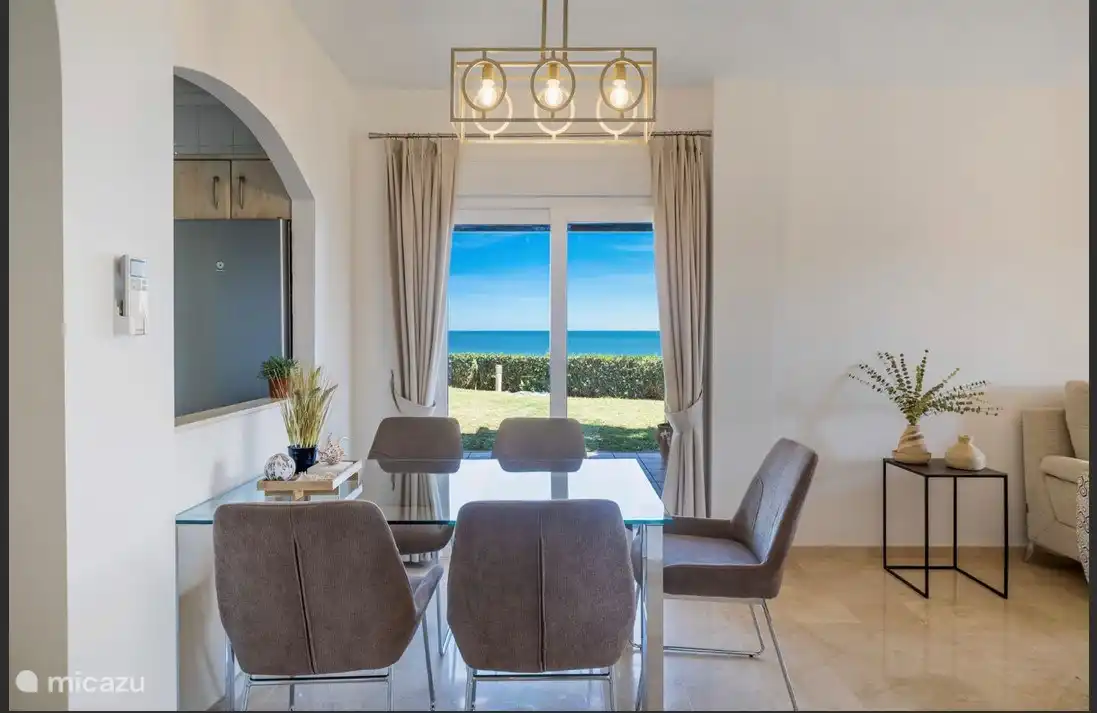 mesa de comedor con 5 sillas