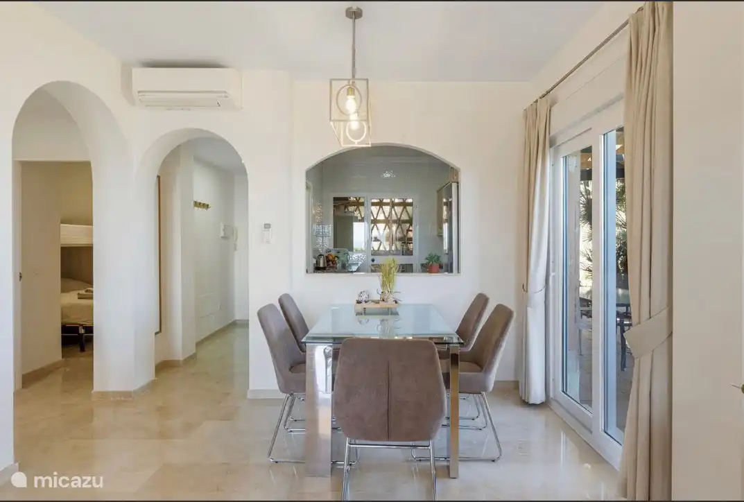 mirando hacia la cocina y el pasillo