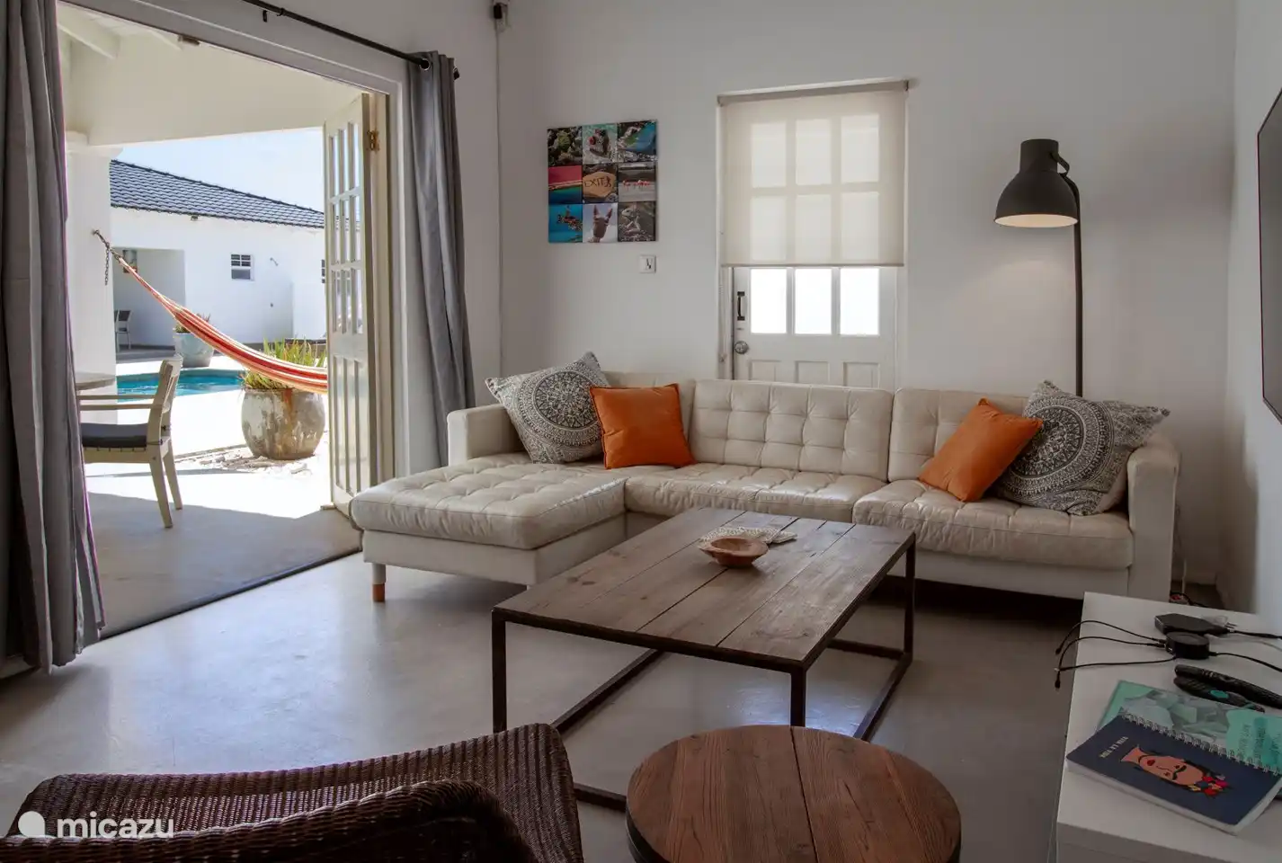 Séjour avec canapé confortable, cuisine ouverte, TV