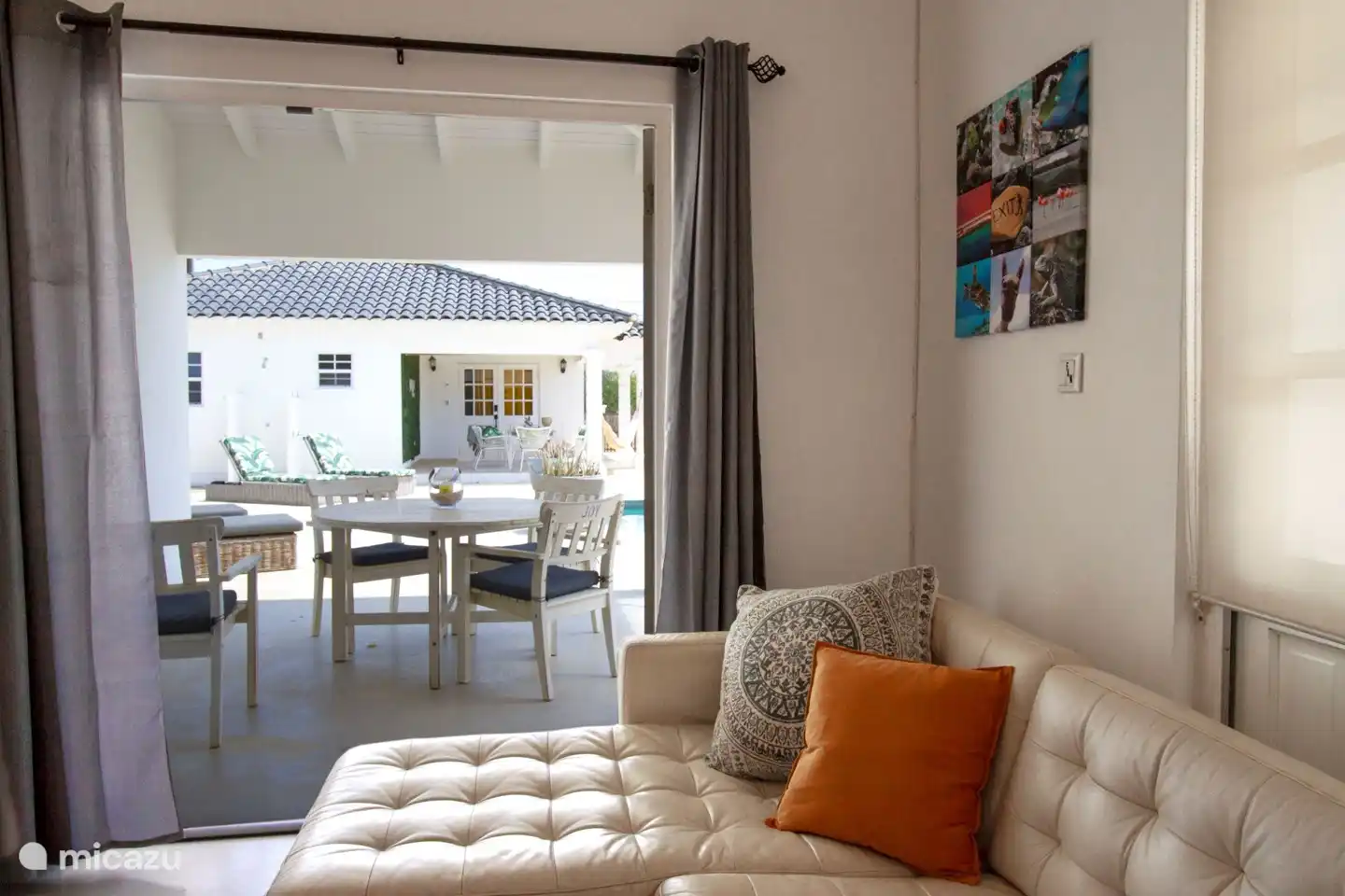 Vue de l'intérieur sur le porche avec table à manger