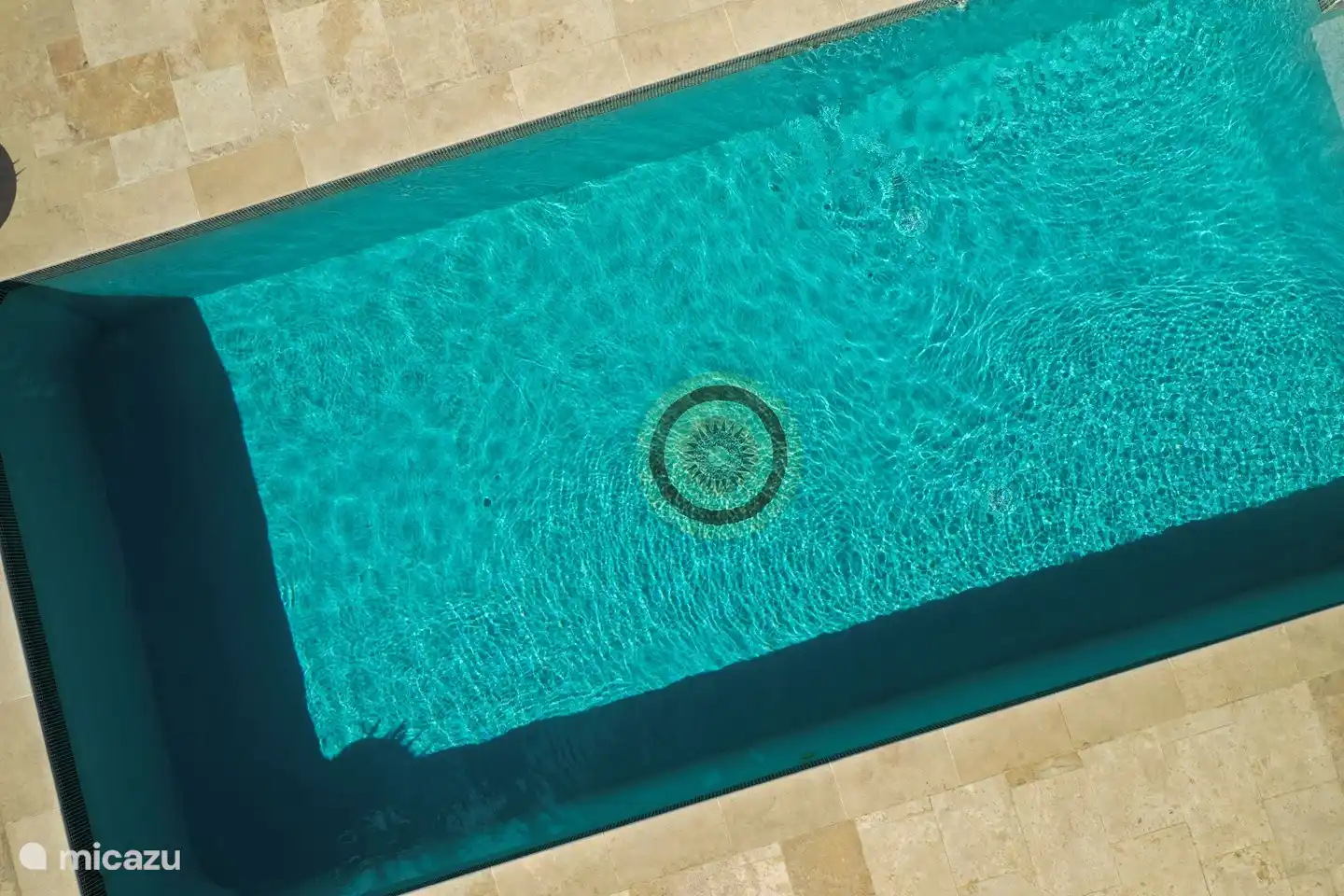 Belle piscine minérale. Pour une touche de fraîcheur parfaite après une journée à la plage ou en plongée
