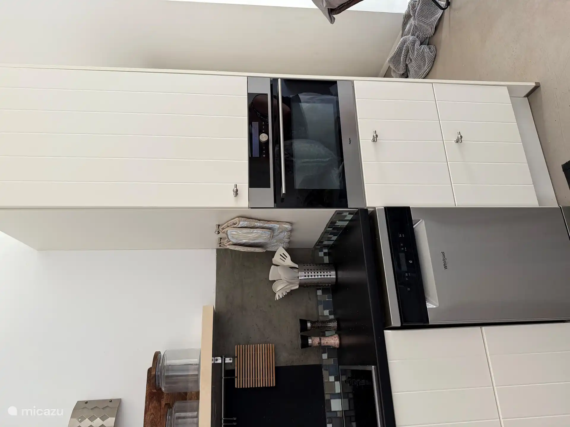 Micro-ondes et four combinés, lave-linge, cuisine entièrement équipée