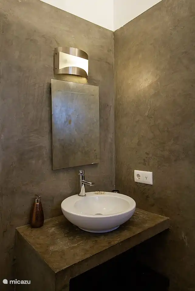 Le lavabo de la salle de bain 1