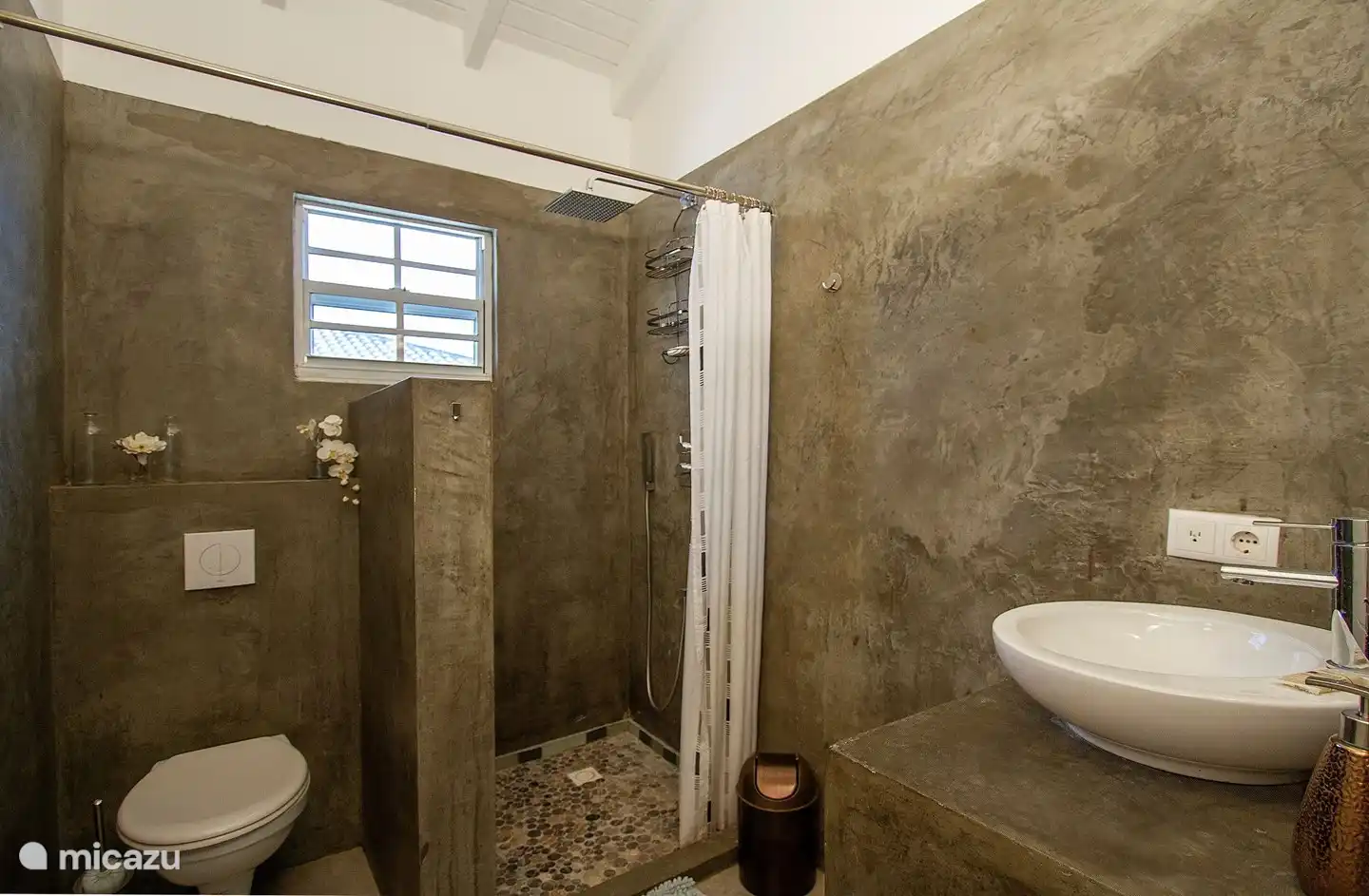 Salle de bain 2 avec douche, lavabo et WC