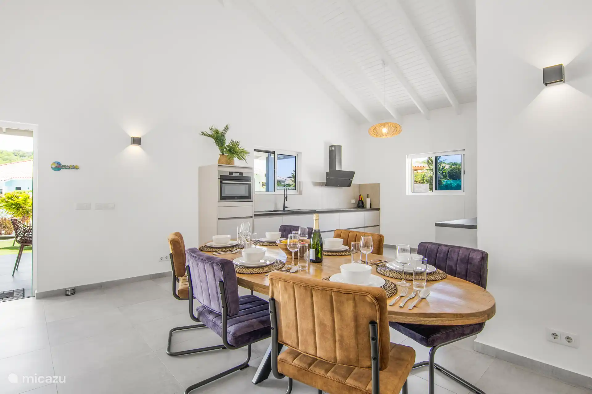 BB-01 Villa Cinta - Esstisch