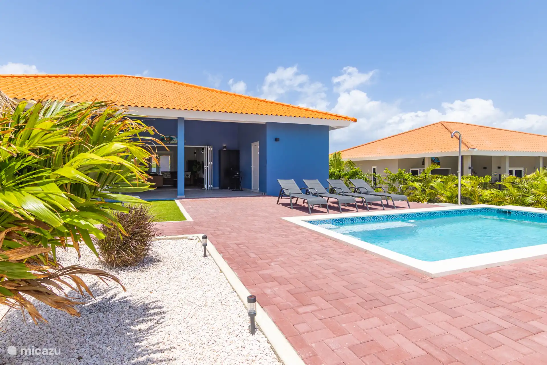 BB-01 Villa Cinta - Garten zum Schwimmbad hin