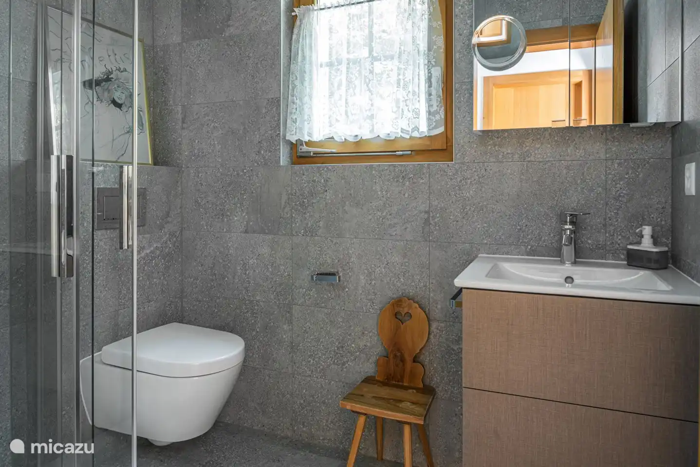 Bathroom completely renovated walk-in shower/toilet/sink/floor heating, hair dryer