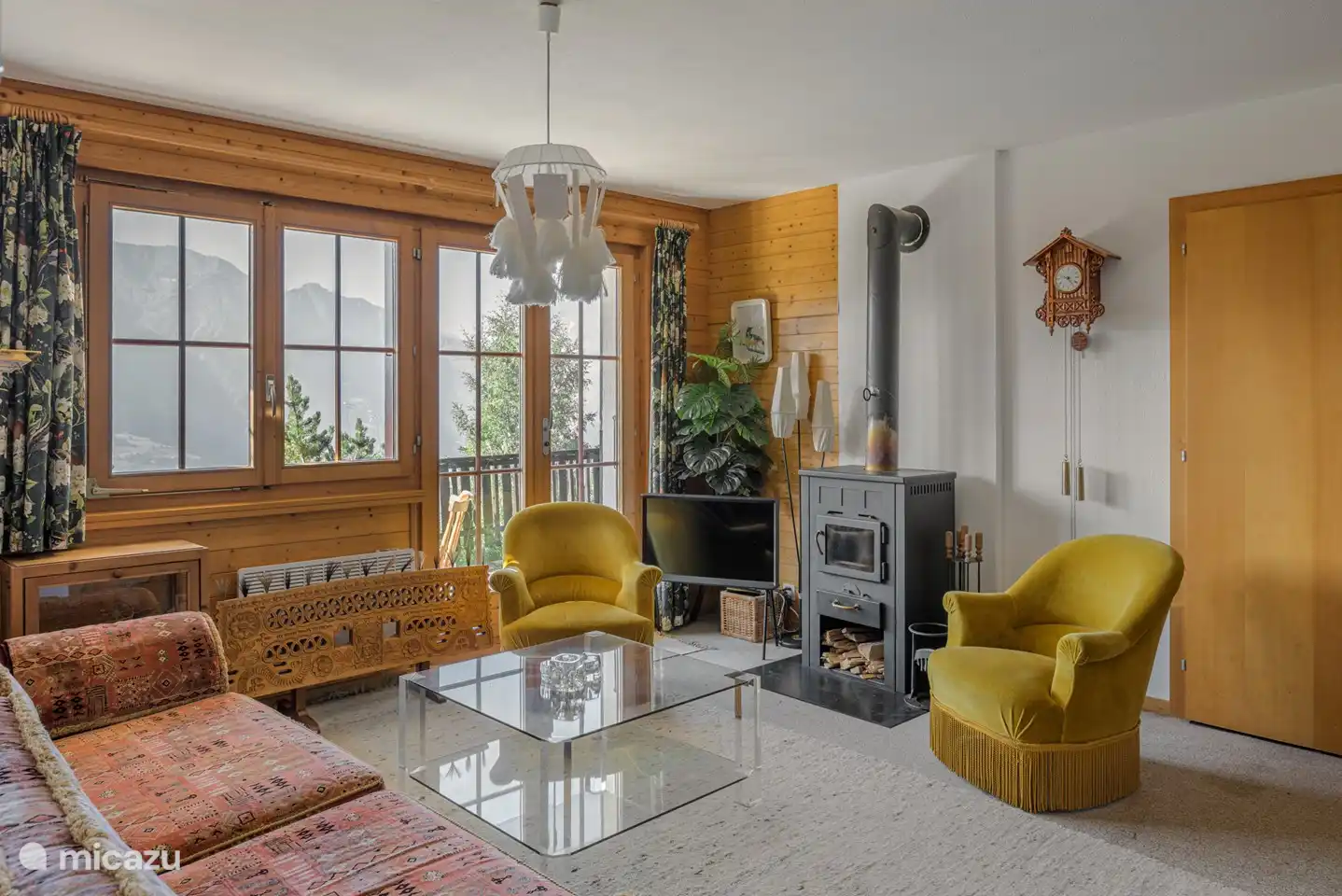 Entrance, cloakroom, storage room, ski boot rack, large living room with fully renovated oak kitchen in 18 with modern appliances and swedish stove, spacious, comfortable seating area.