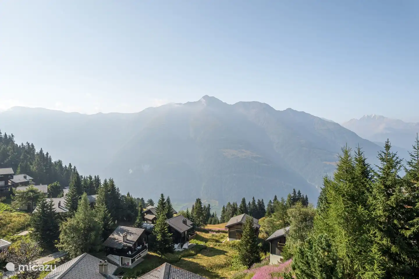 The Chalet Am Bühel is a detached winter and summer chalet that you can reach directly from the slopes. It consists of two separate holiday apartments completely renovated in 2018 for four/five people. The perfect location (directly at the tow lift, incline lift and the hiking trail