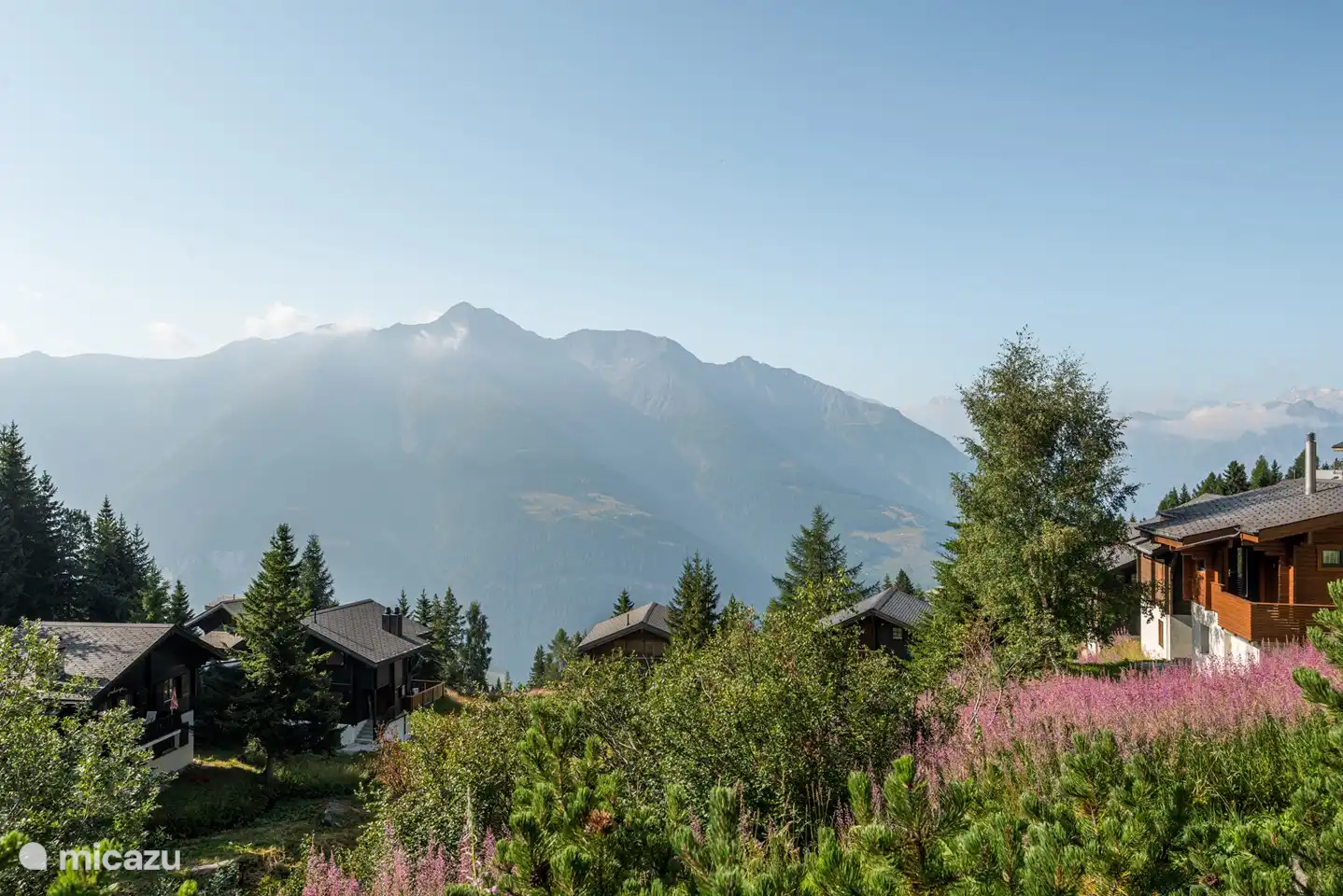 The Chalet Am Bühel is a detached winter and summer chalet that you can reach directly from the slopes. It consists of two separate holiday apartments completely renovated in 2018 for four/five people. The perfect location (directly at the tow lift, incline lift and the hiking trail