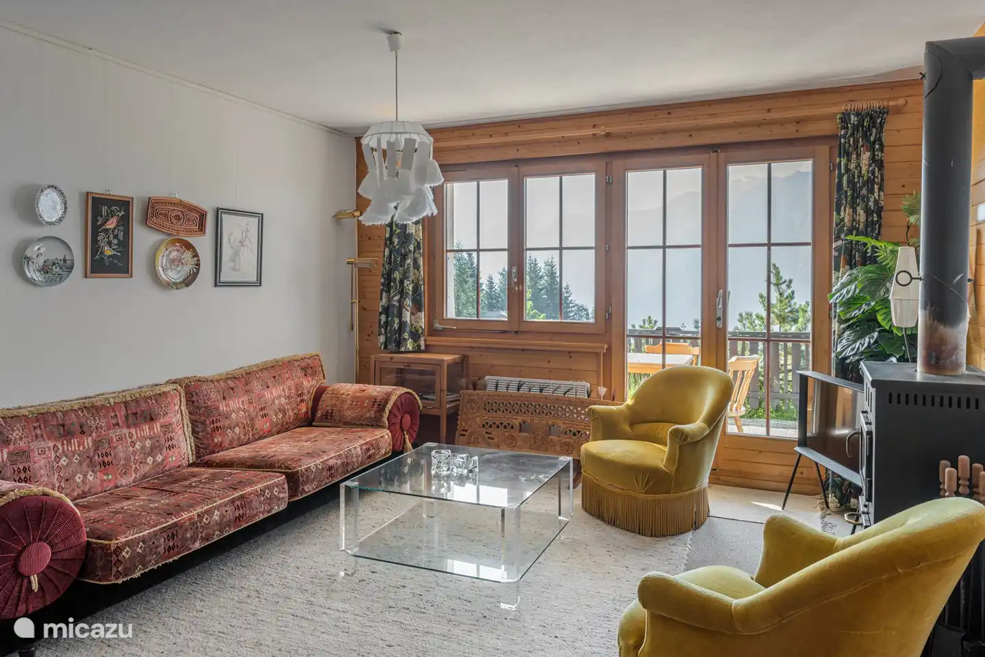 Entrance, cloakroom, storage room, ski boot rack, large living room with fully renovated oak kitchen in 18 with modern appliances and swedish stove, spacious, comfortable seating area.