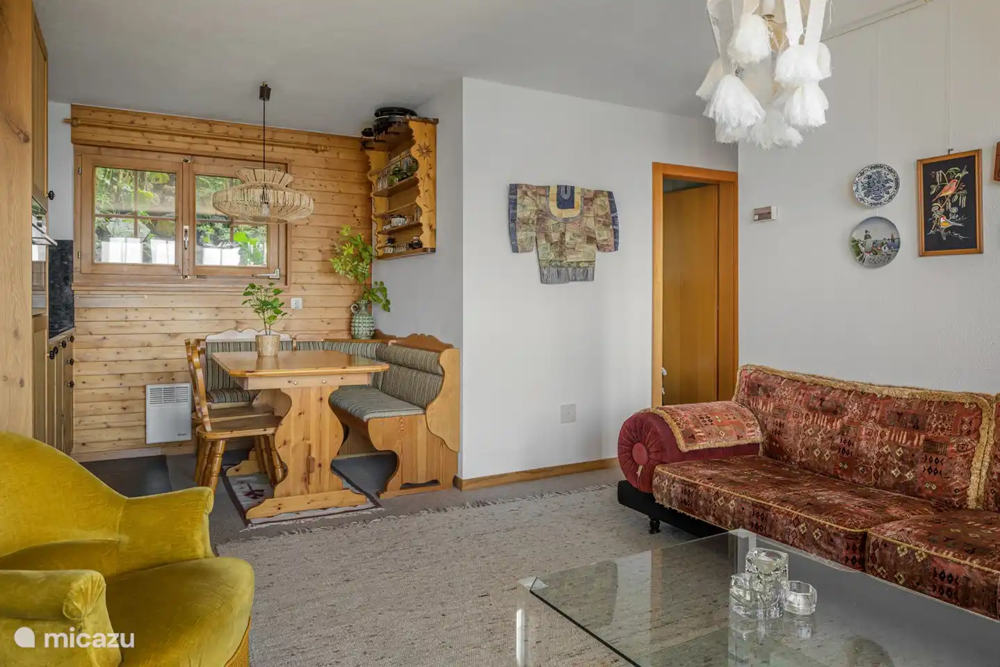 Entrance, cloakroom, storage room, ski boot rack, large living room with fully renovated oak kitchen in 18 with modern appliances and swedish stove, spacious, comfortable seating area.