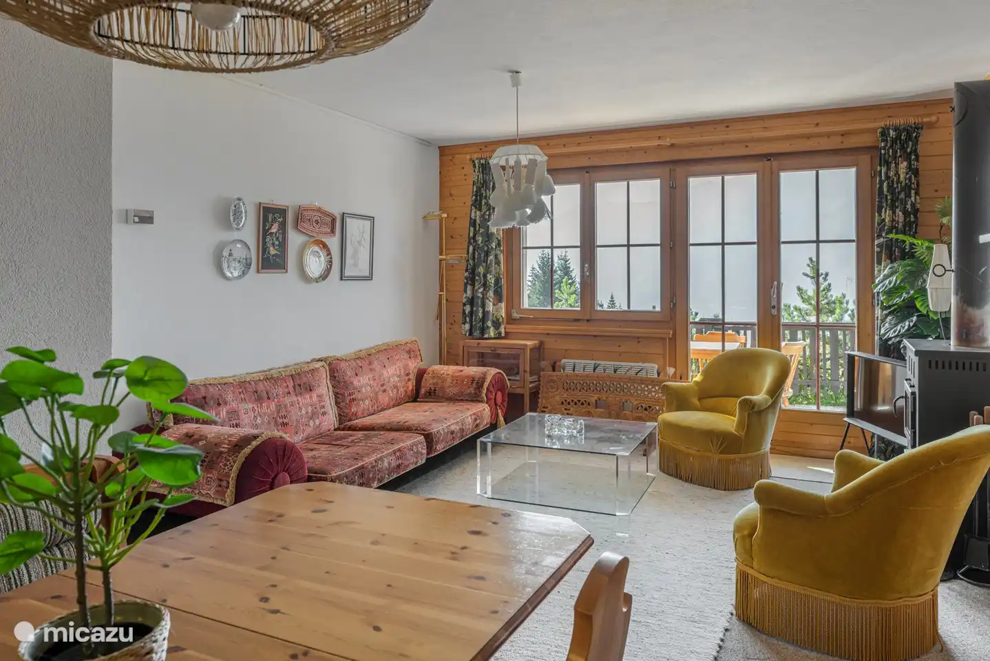 Entrance, cloakroom, storage room, ski boot rack, large living room with fully renovated oak kitchen in 18 with modern appliances and swedish stove, spacious, comfortable seating area.