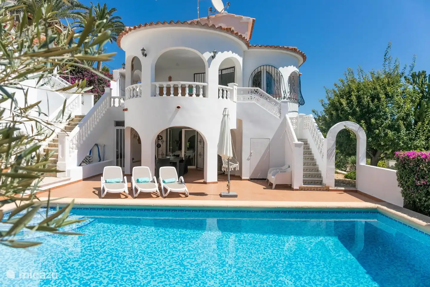 Belle villa avec transats au bord de la piscine privée