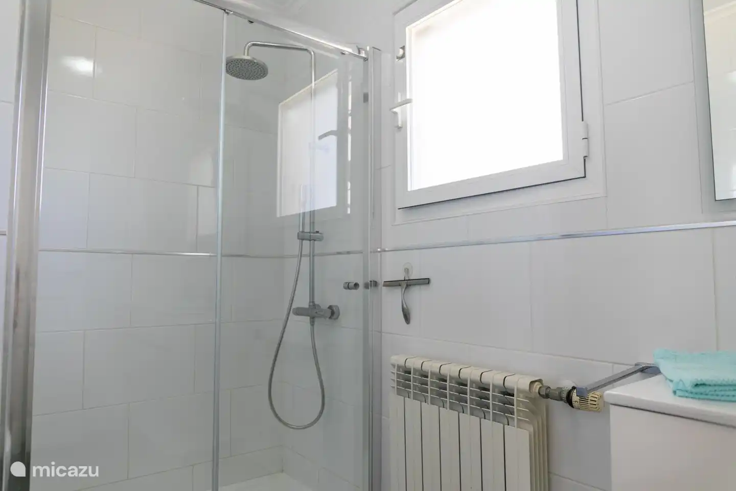 Salle de bain avec douche