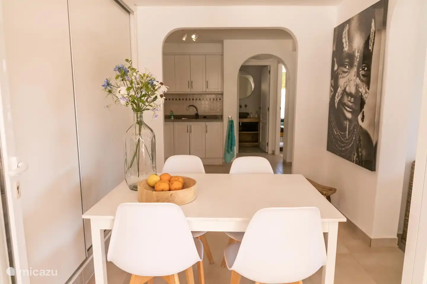 Il y a une cuisine ouverte adjacente à la salle à manger et au salon