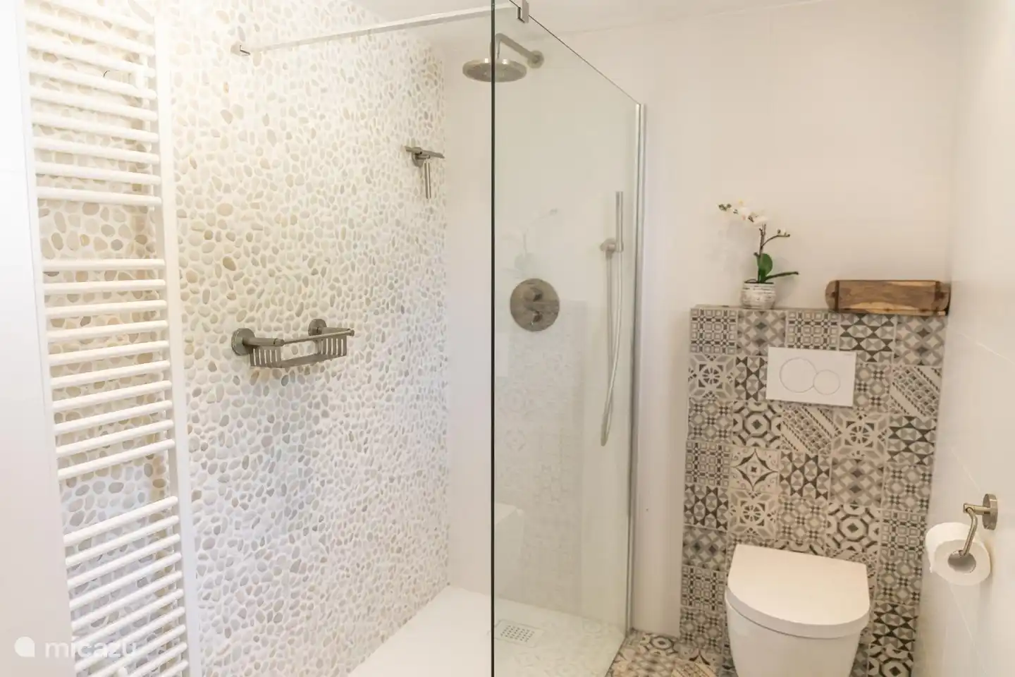 Salle de bain moderne avec WC, douche et lavabo