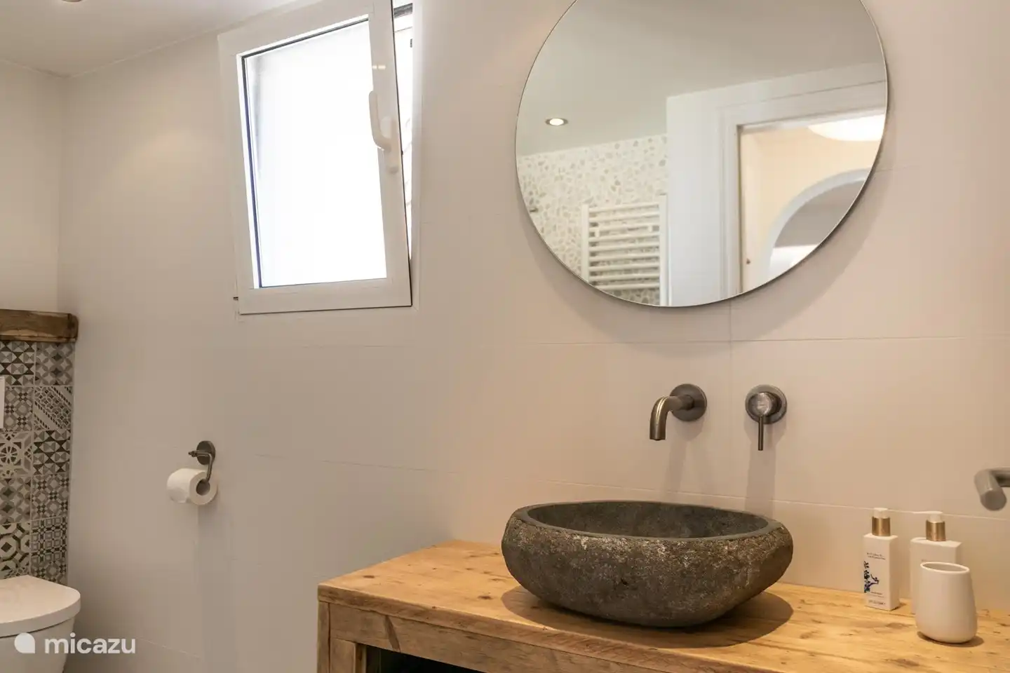 Salle de bain moderne avec WC, douche et lavabo