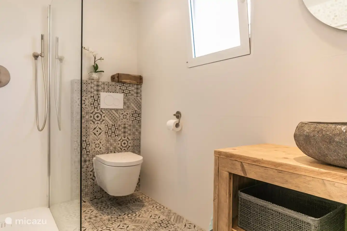 Salle de bain moderne avec WC, douche et lavabo
