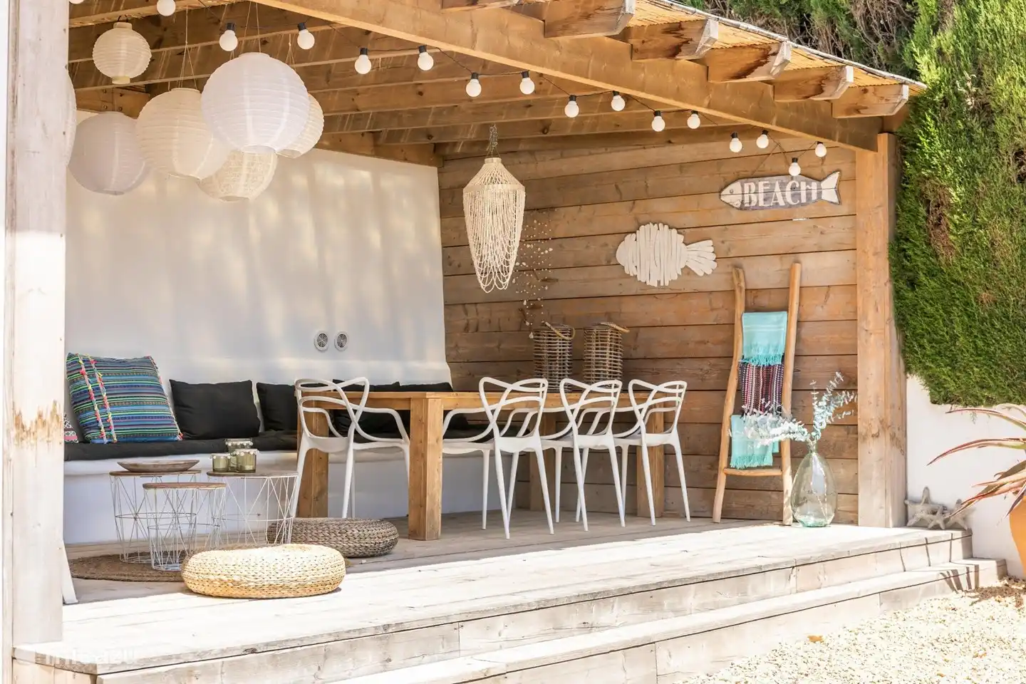 Un coin salon sympa où l’on peut aussi profiter de l’ombre