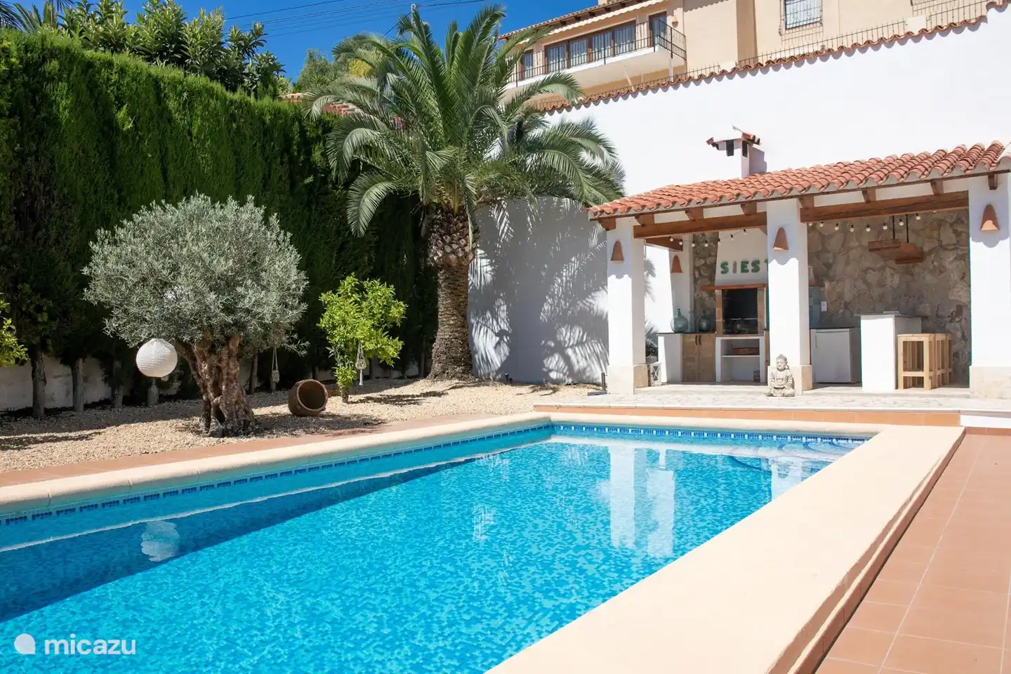 La piscine avec cuisine extérieure