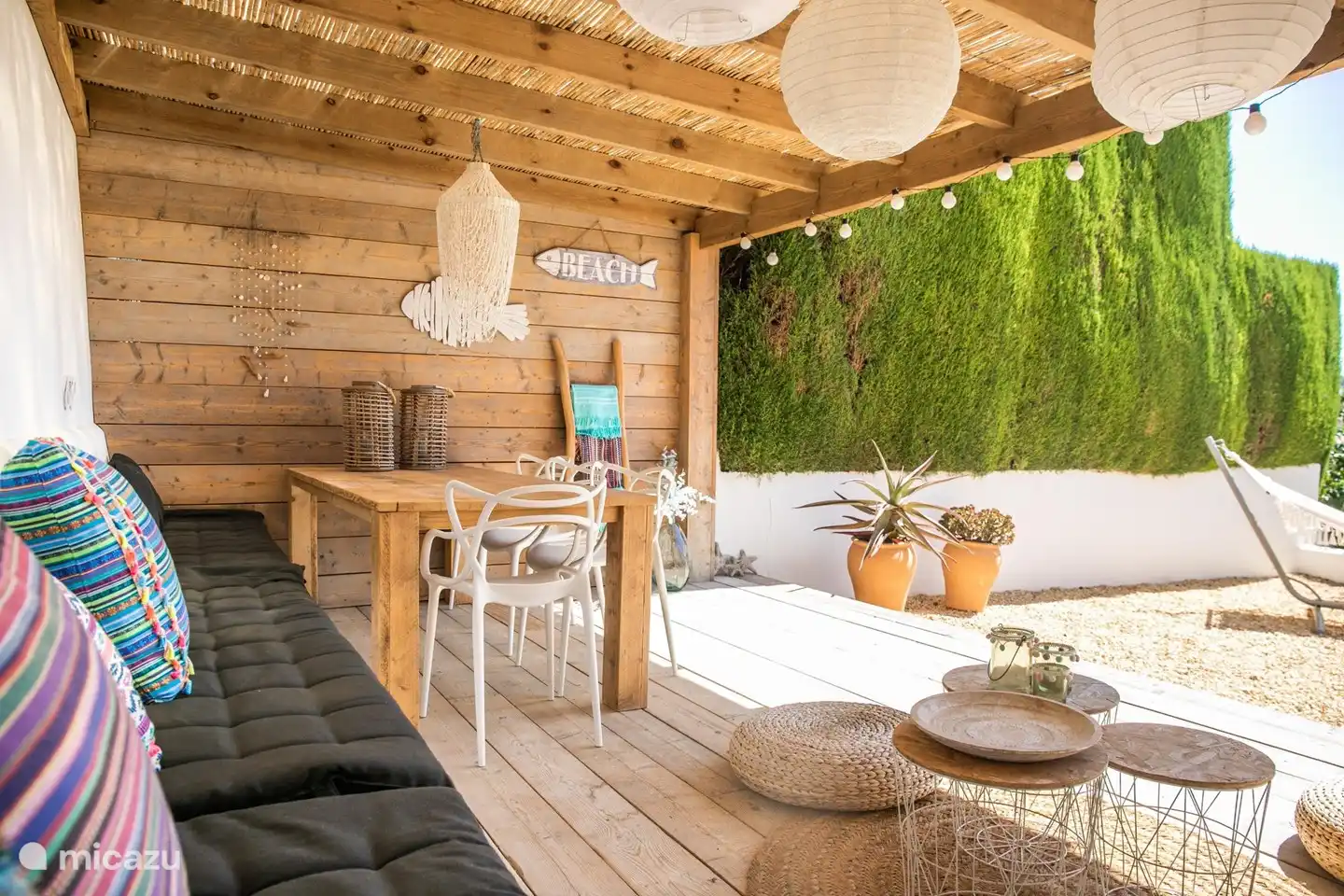 Dehors, il y a un joli coin salon où vous pourrez également profiter de l'ombre