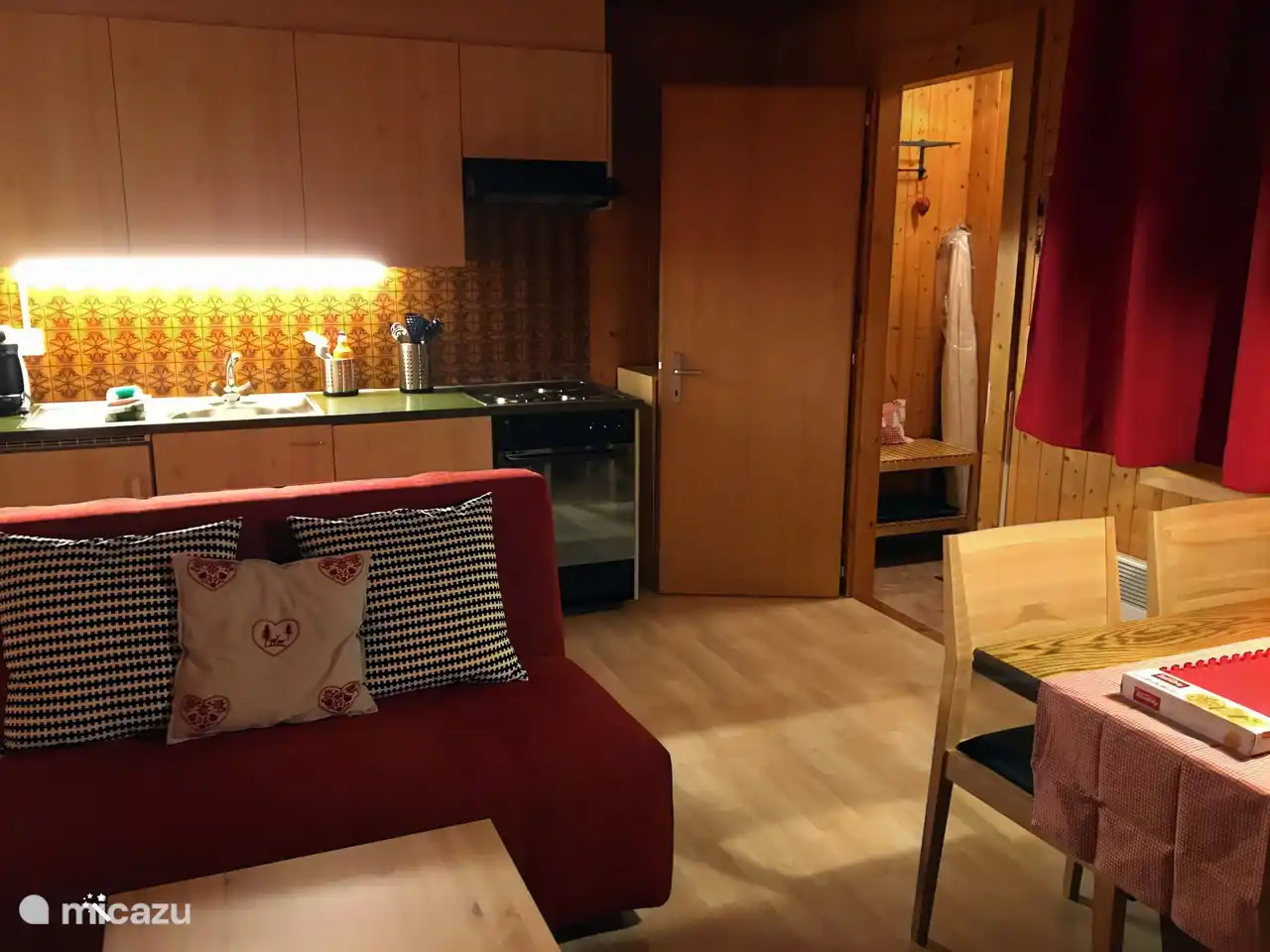 Chalet Abendglöckli, emplacement central et calme, à 5 minutes du téléphérique. Studio de 35m2 pour 2 - 3 personnes, coin salon extérieur, local à skis, vue fantastique sur les montagnes et la célèbre chapelle Maria zum Schnee, côté sud, situation ensoleillée. 3 minutes du télésiège de la belle Ski and Wa