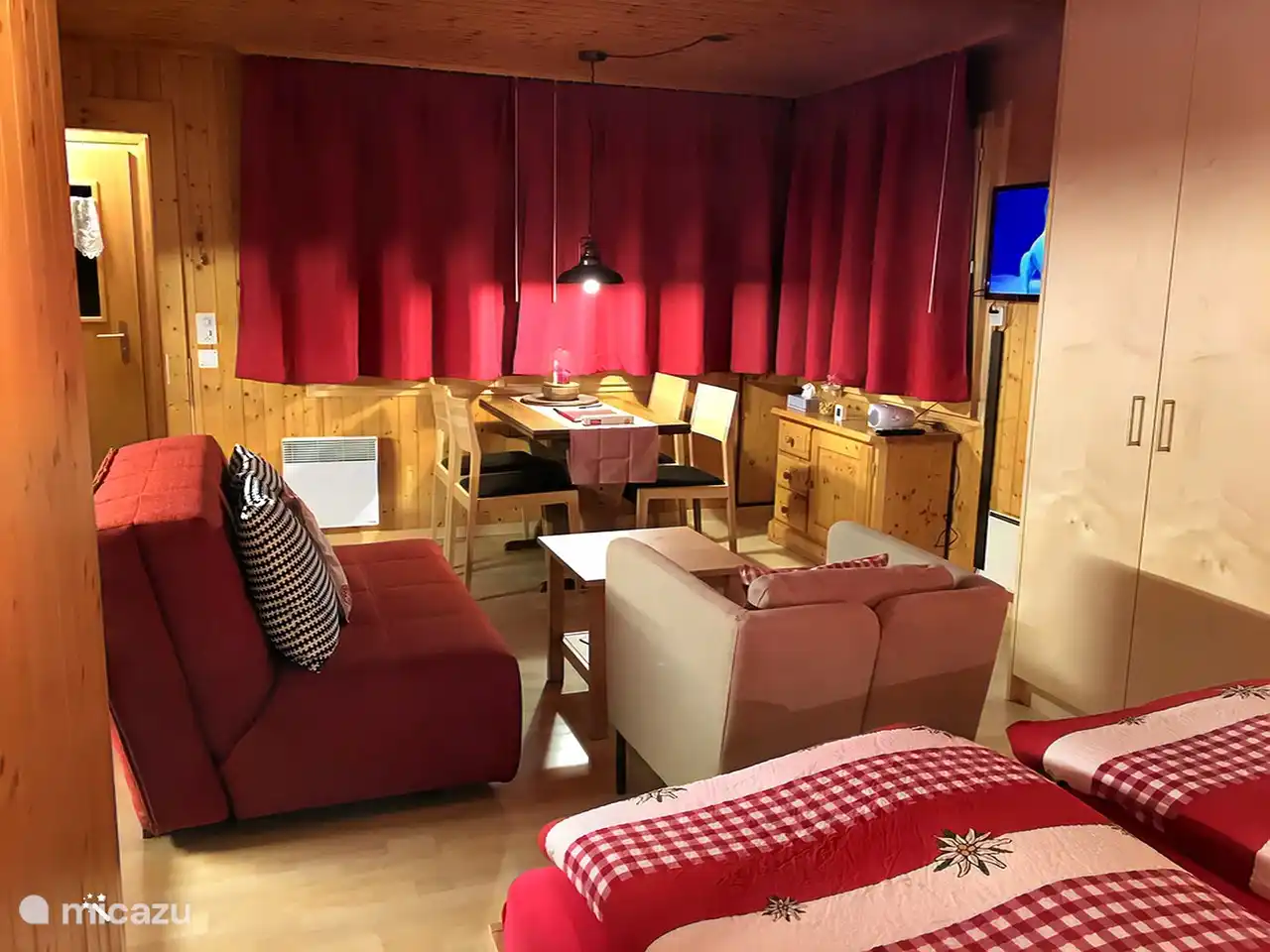 Chalet Abendglöckli, emplacement central et calme, à 5 minutes du téléphérique. Studio de 35m2 pour 2 - 3 personnes, coin salon extérieur, local à skis, vue fantastique sur les montagnes et la célèbre chapelle Maria zum Schnee, côté sud, situation ensoleillée. 3 minutes du télésiège de la belle Ski and Wa