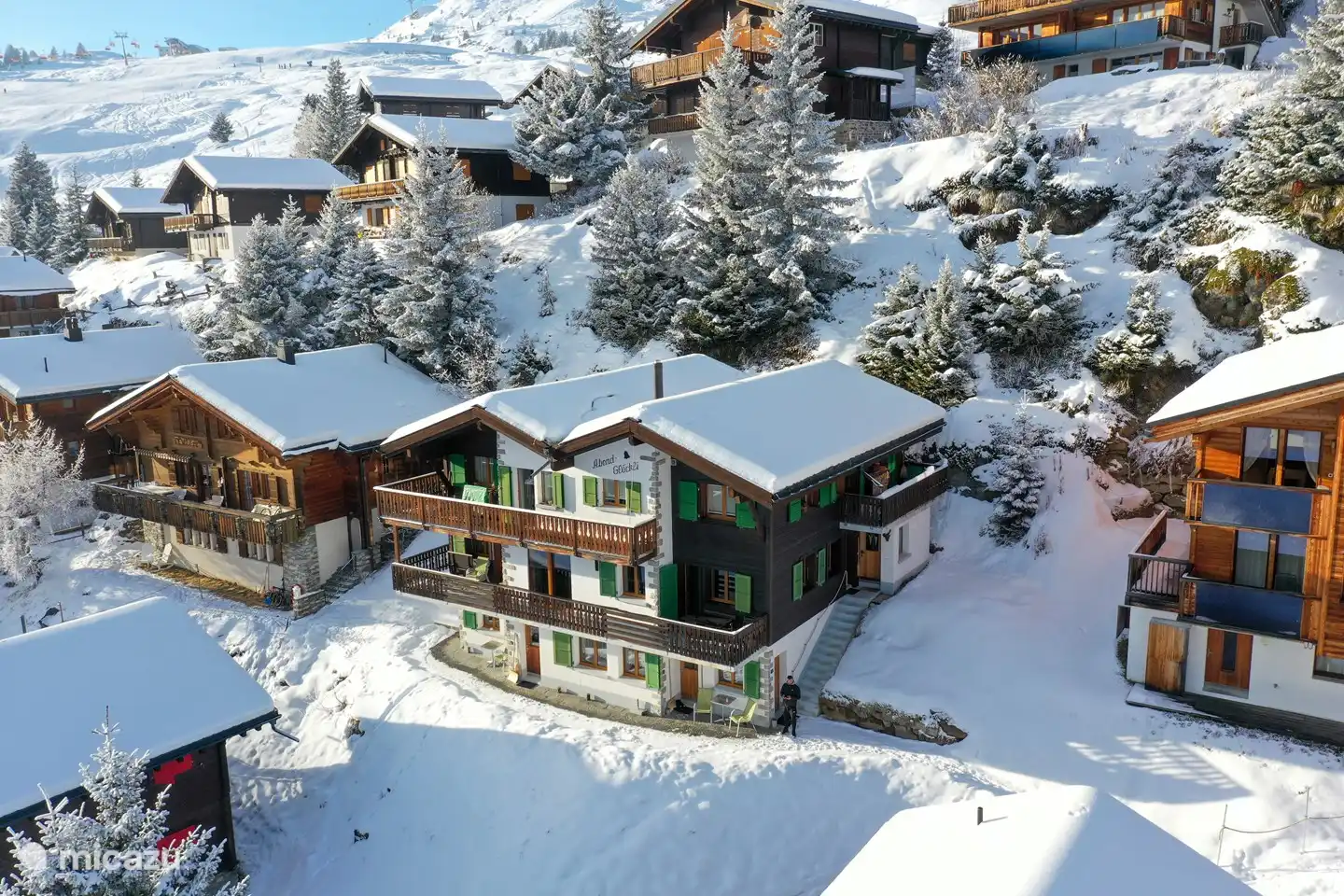 À quelques minutes du télésiège du magnifique domaine skiable et de randonnée. 2 minutes de la boulangerie, 3 minutes de l'épicerie.