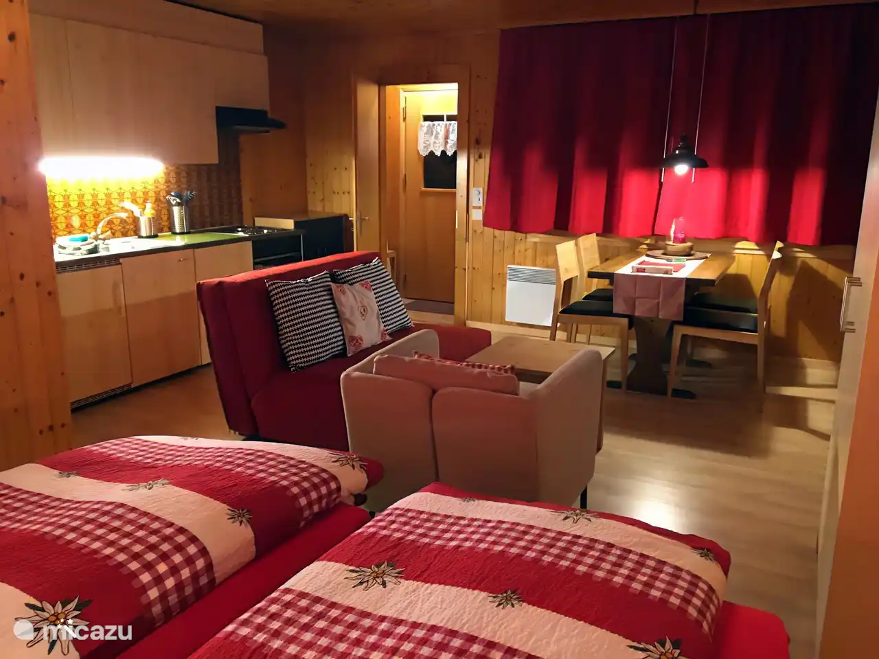 Chalet Abendglöckli, emplacement central et calme, à 5 minutes du téléphérique. Studio de 35m2 pour 2 - 3 personnes, coin salon extérieur, local à skis, vue fantastique sur les montagnes et la célèbre chapelle Maria zum Schnee, côté sud, situation ensoleillée. 3 minutes du télésiège de la belle Ski and Wa