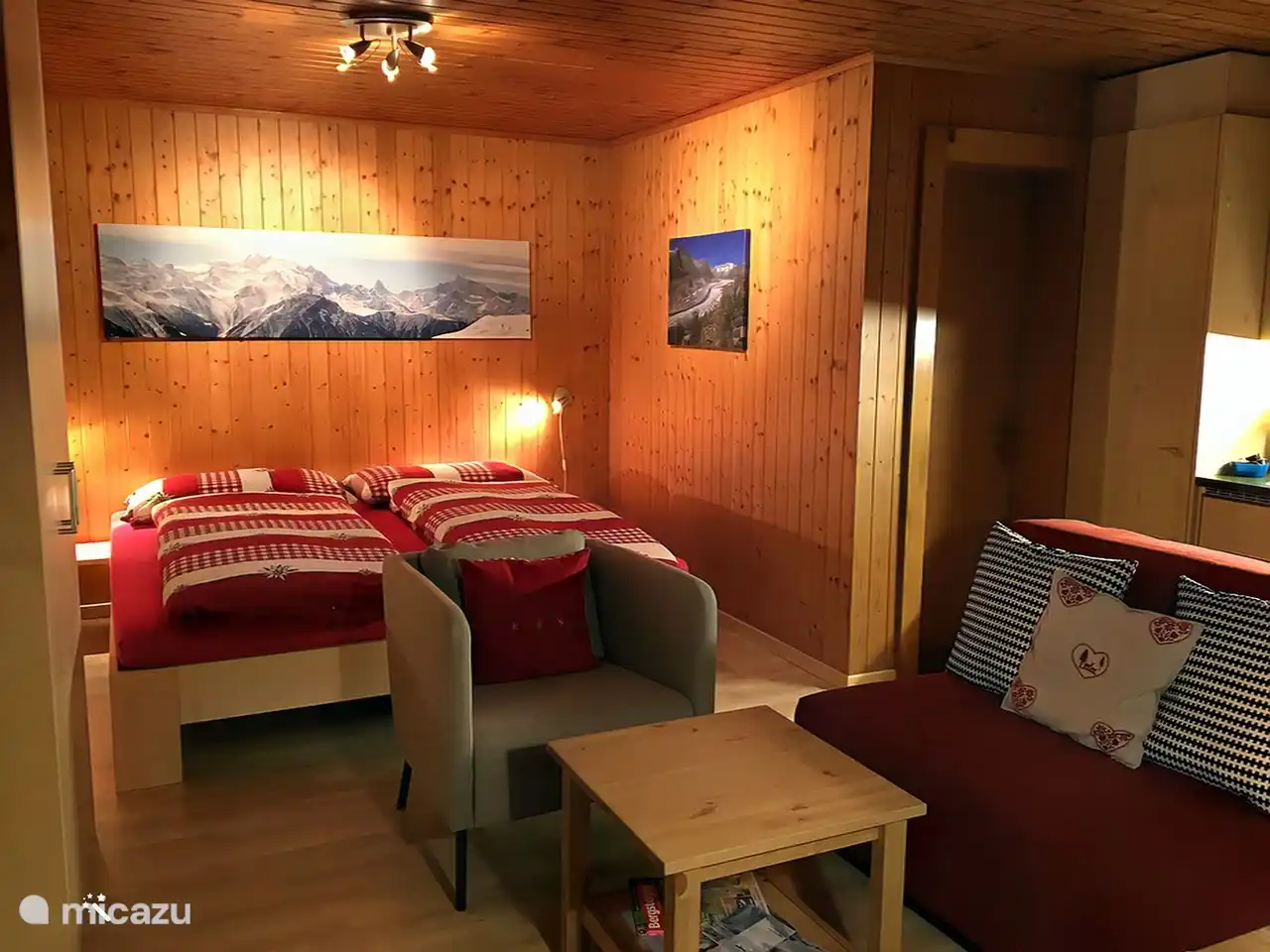 Chalet Abendglöckli, emplacement central et calme, à 5 minutes du téléphérique. Studio de 35m2 pour 2 - 3 personnes, coin salon extérieur, local à skis, vue fantastique sur les montagnes et la célèbre chapelle Maria zum Schnee, côté sud, situation ensoleillée. 3 minutes du télésiège de la belle Ski and Wa