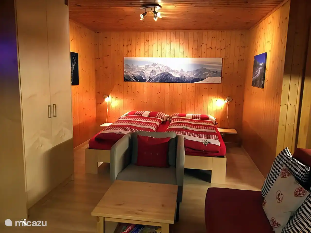 Chalet Abendglöckli, emplacement central et calme, à 5 minutes du téléphérique. Studio de 35m2 pour 2 - 3 personnes, coin salon extérieur, local à skis, vue fantastique sur les montagnes et la célèbre chapelle Maria zum Schnee, côté sud, situation ensoleillée. 3 minutes du télésiège de la belle Ski and Wa