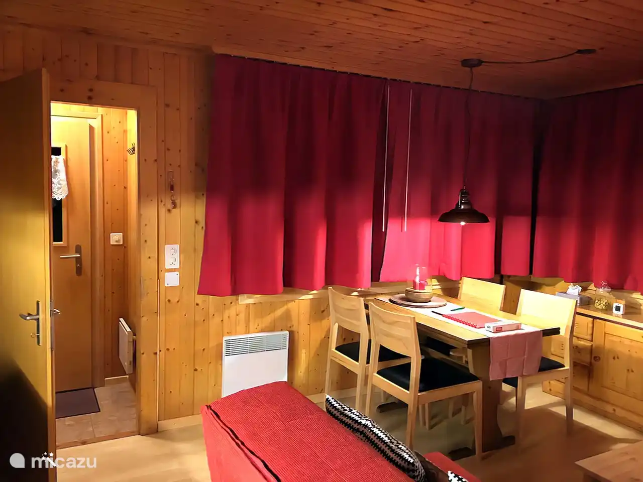 Chalet Abendglöckli, emplacement central et calme, à 5 minutes du téléphérique. Studio de 35m2 pour 2 - 3 personnes, coin salon extérieur, local à skis, vue fantastique sur les montagnes et la célèbre chapelle Maria zum Schnee, côté sud, situation ensoleillée. 3 minutes du télésiège de la belle Ski and Wa