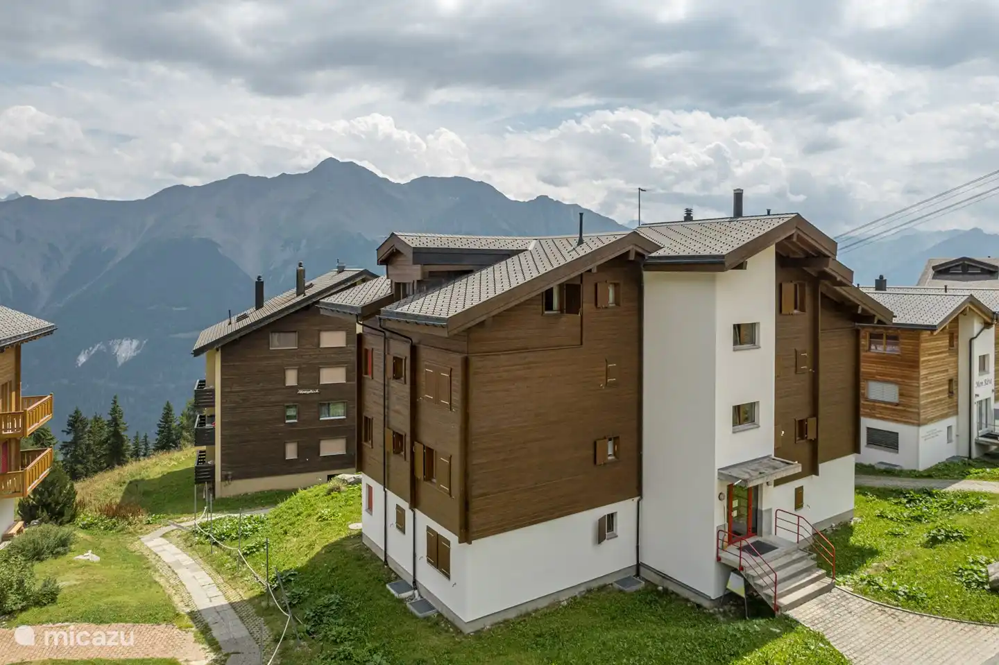 The house, with a storage room/ski room in the basement, faces the quiet south with the balconies, with a view of the mountains opposite and the Valais Alps.