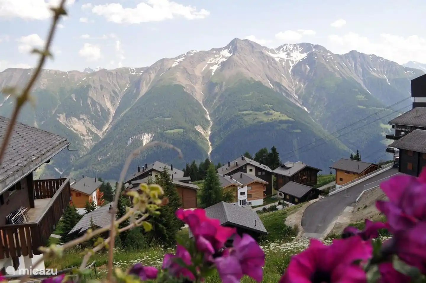 The house, with a storage room/ski room in the basement, faces the quiet south with the balconies, with a view of the mountains opposite and the Valais Alps.
