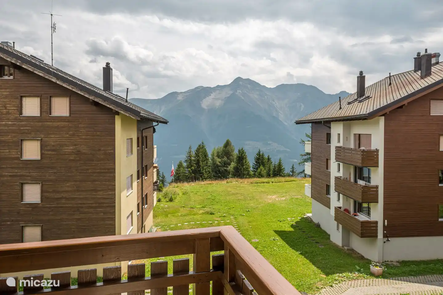 The house, with a storage room/ski room in the basement, faces the quiet south with the balconies, with a view of the mountains opposite and the Valais Alps.