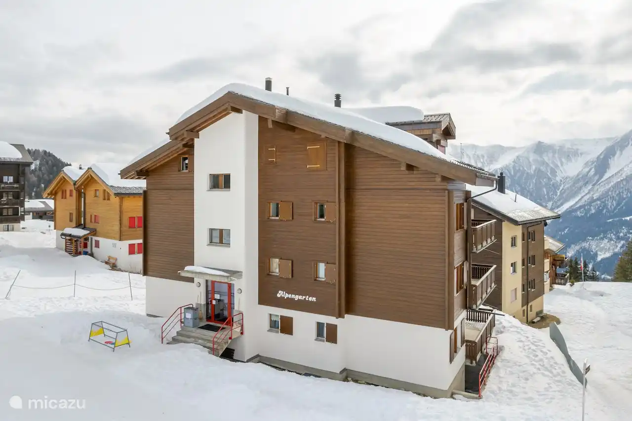 The house, with a storage room/ski room in the basement, faces the quiet south with the balconies, with a view of the mountains opposite and the Valais Alps.