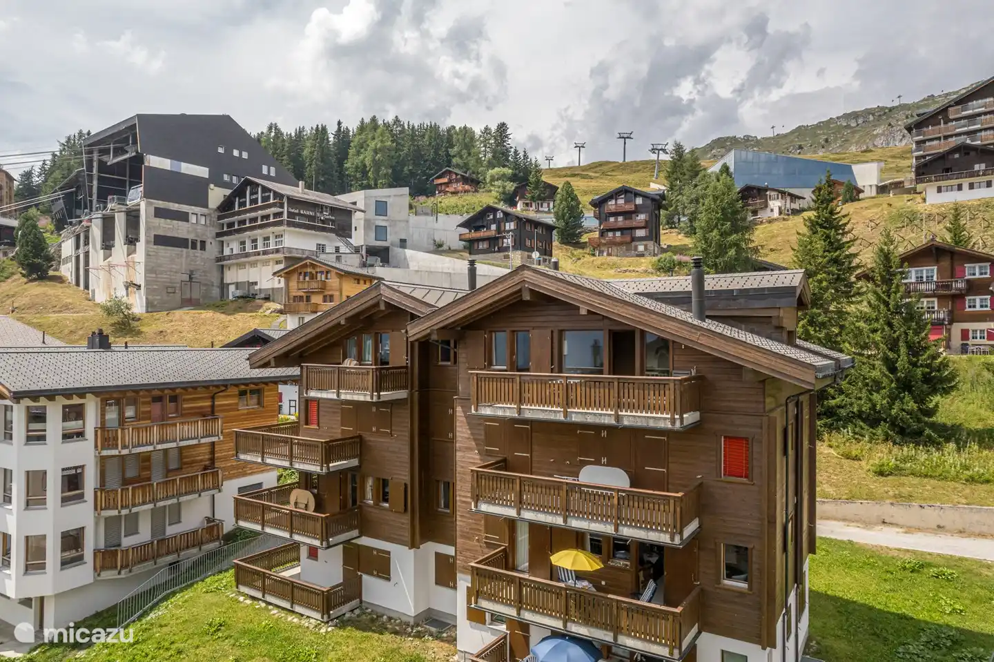 The house, with a storage room/ski room in the basement, faces the quiet south with the balconies, with a view of the mountains opposite and the Valais Alps.