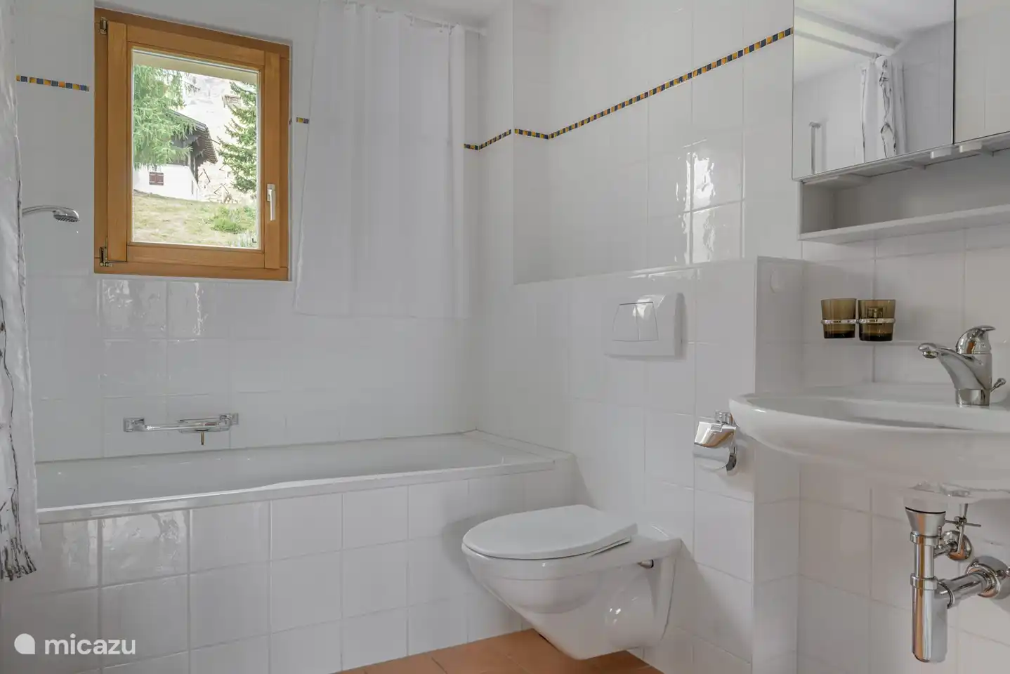 Bathroom with bath, washbasin and toilet