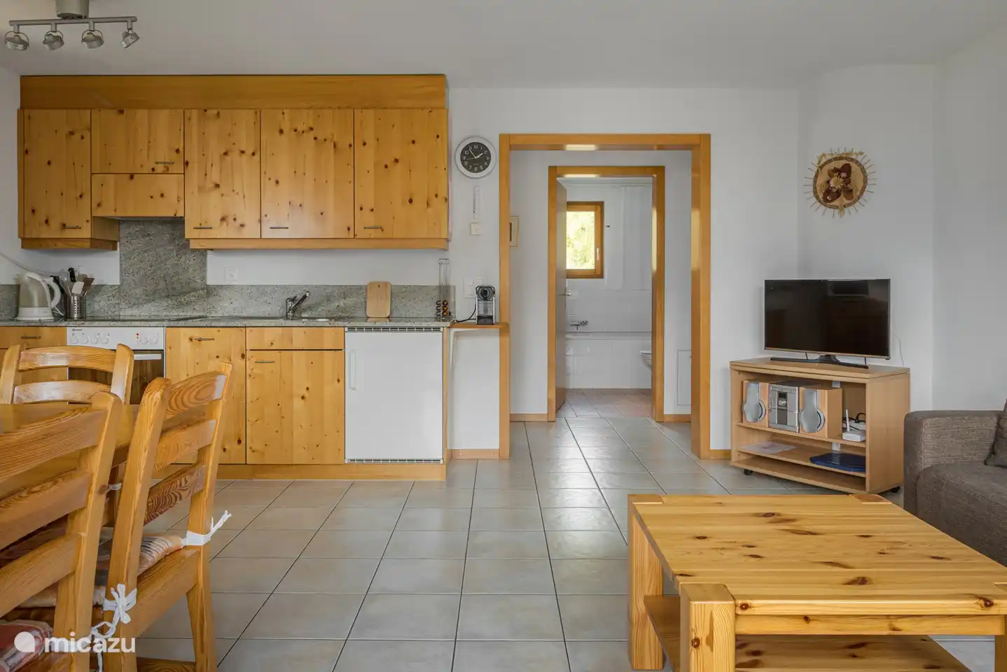 Apartment on the 1st floor with cloakroom, bath and toilet, open kitchen, living and dining room.