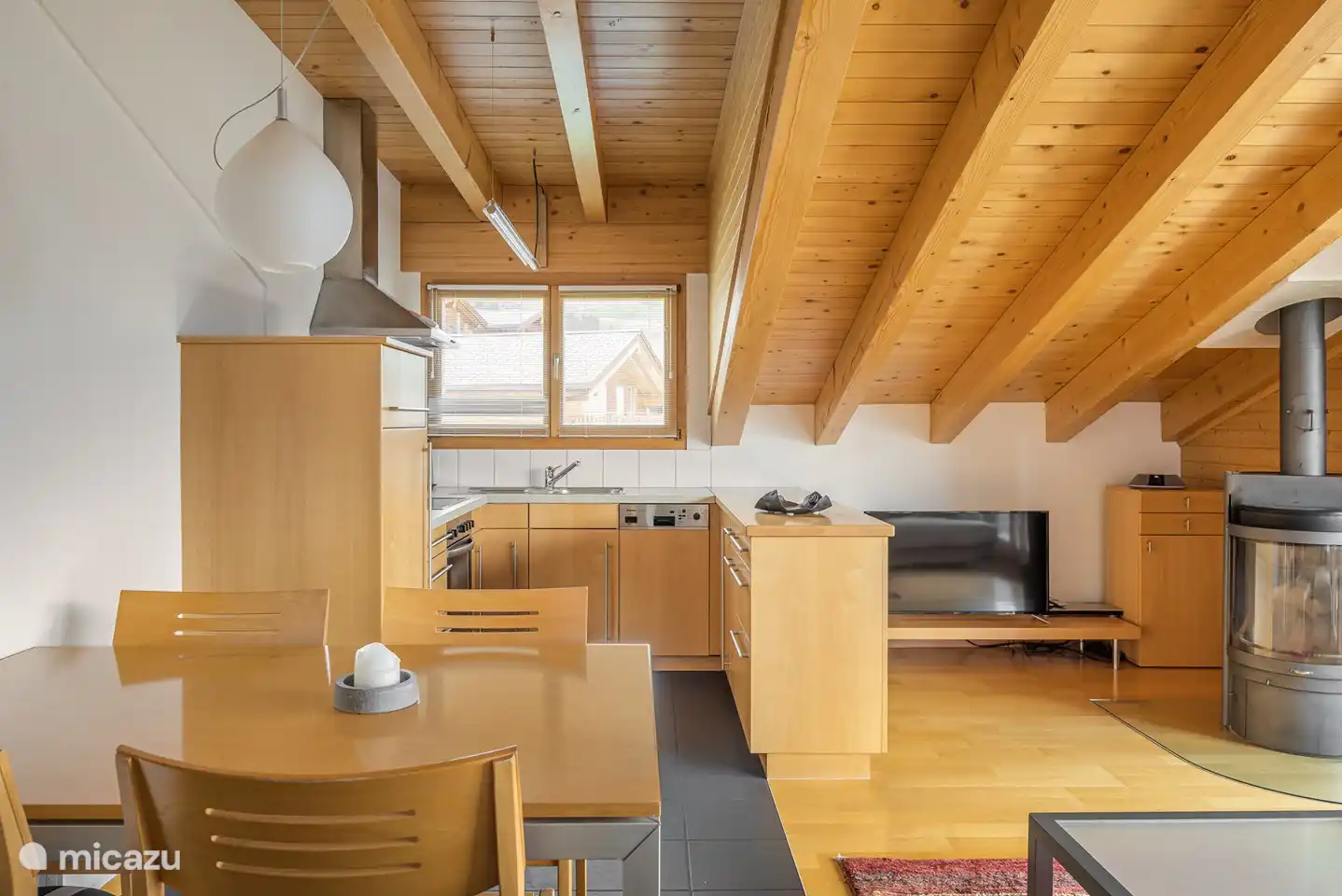 Appartement mansardé de 3 pièces et demi avec cheminée et balcon exposé sud-est.