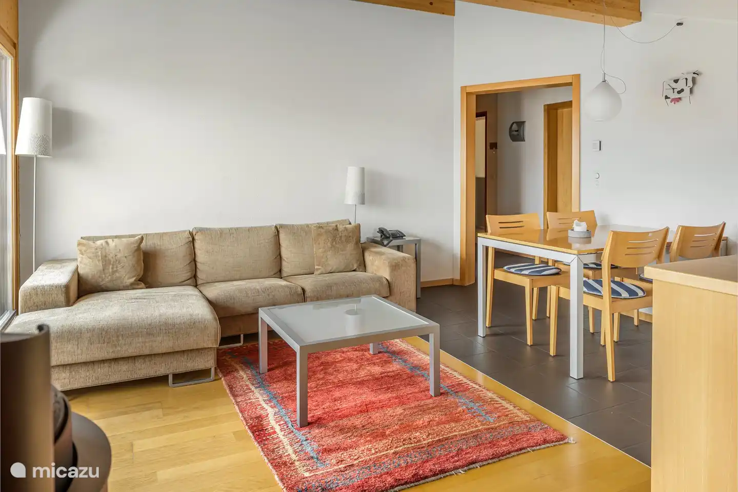 Appartement mansardé de 3 pièces et demi avec cheminée et balcon exposé sud-est.