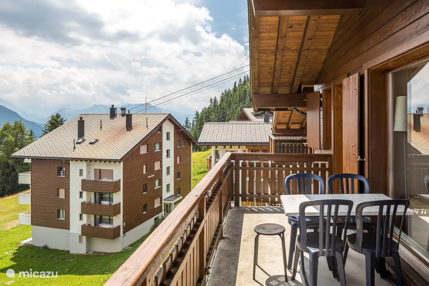 La maison, avec un local de rangement/ski room au sous-sol, est exposée plein sud au calme avec les balcons, avec vue sur les montagnes d'en face et les Alpes valaisannes.

Appartement mansardé de 3 pièces et demi avec cheminée et balcon exposé sud-est.