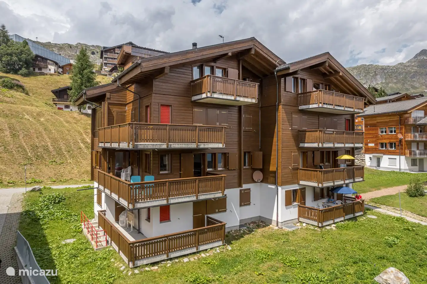 La maison, avec un local de rangement/ski room au sous-sol, est exposée plein sud au calme avec les balcons, avec vue sur les montagnes d'en face et les Alpes valaisannes.