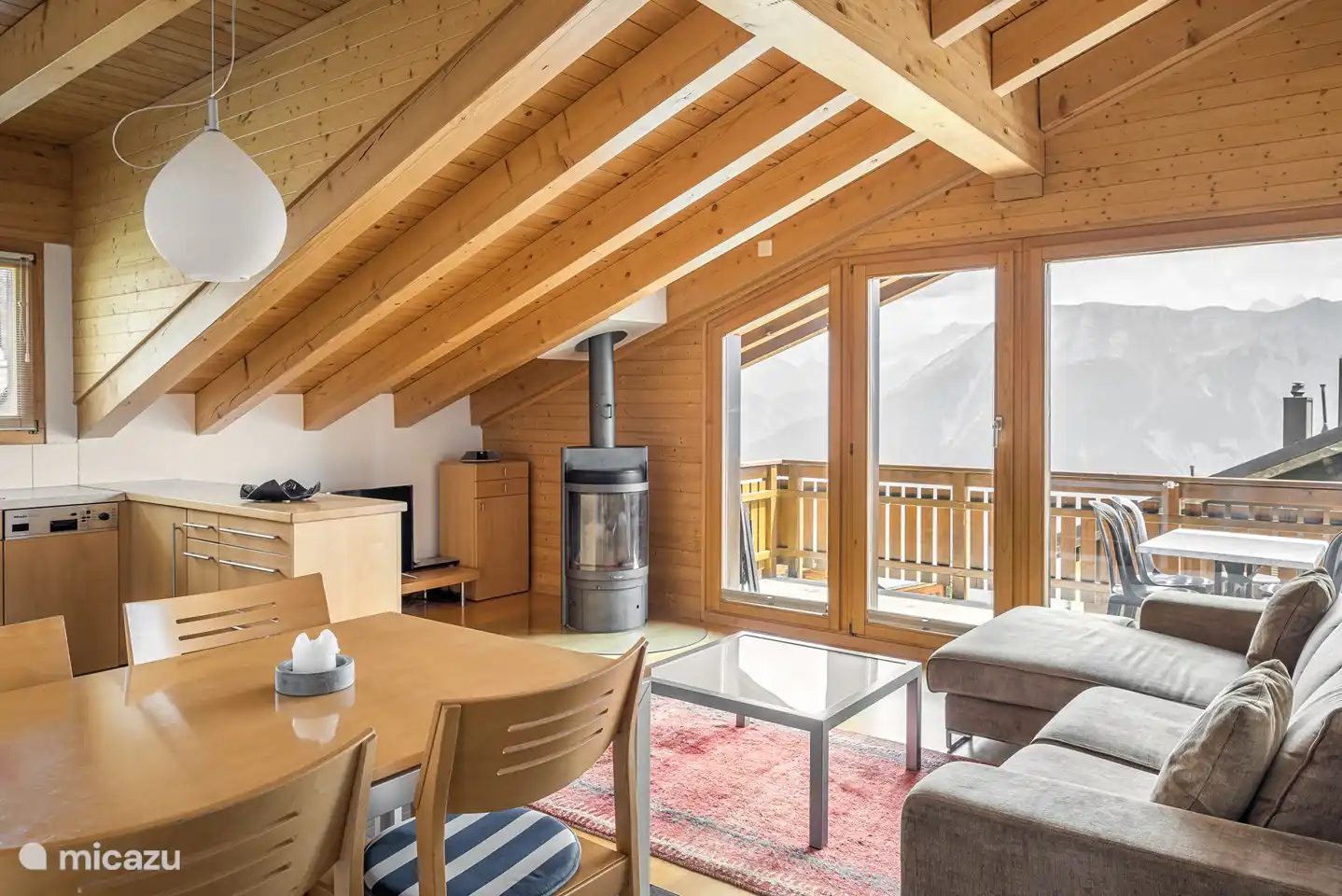 Appartement mansardé de 3 pièces et demi avec cheminée et balcon exposé sud-est.