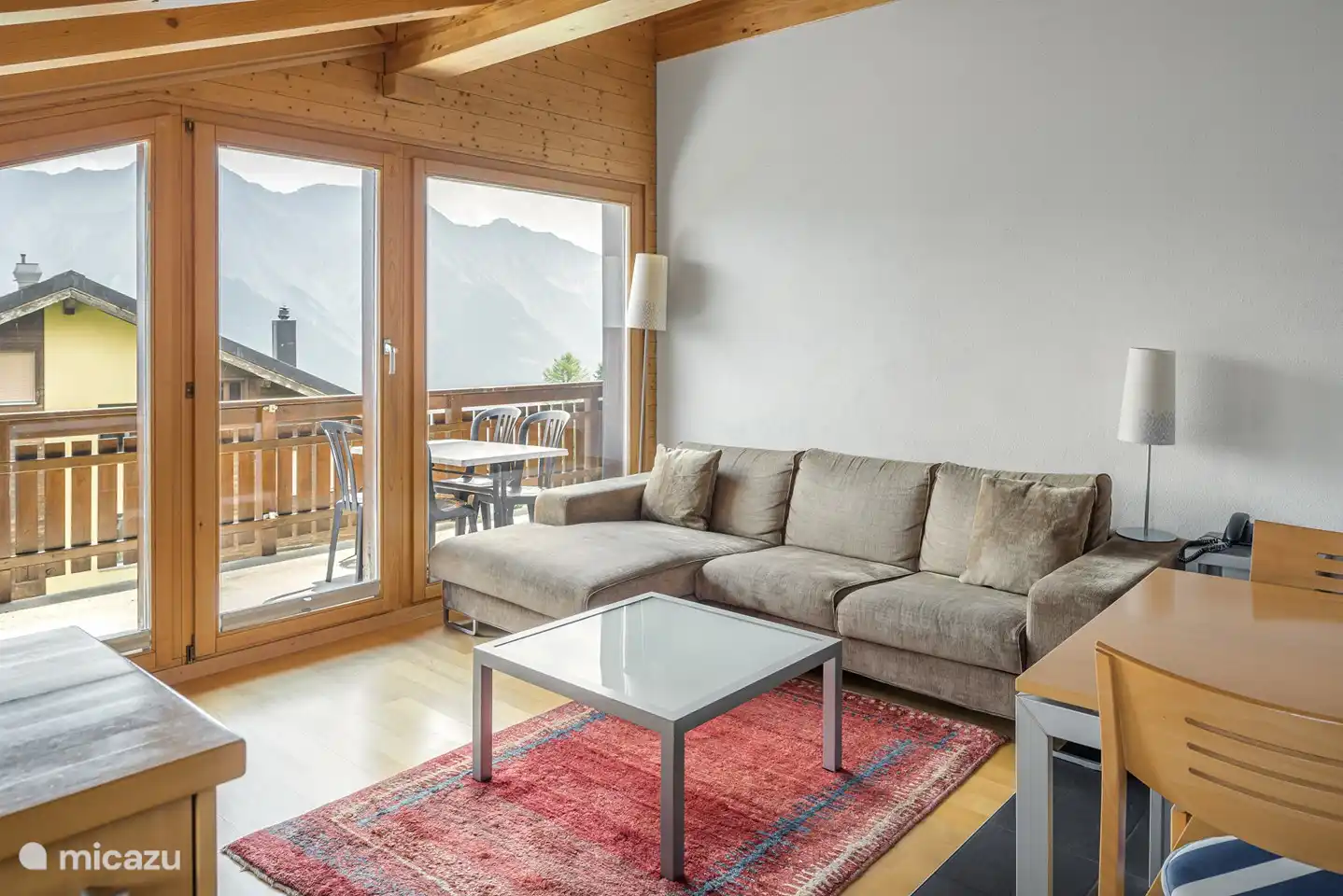 Appartement au 3ème étage avec vestiaire, bain/toilette, salon/salle à manger/cuisine avec lave-vaisselle, radio-CD, TV satellite, lecteur DVD, Internet W-LAN, cheminée, un lit français et une chambre double. Balcon sud-est.