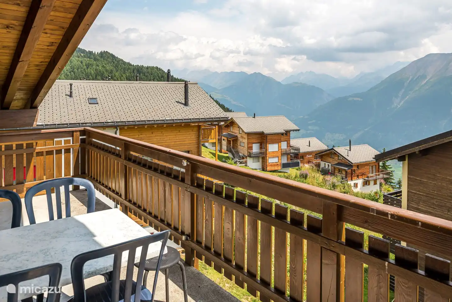 La maison, avec un local de rangement/ski room au sous-sol, est exposée plein sud au calme avec les balcons, avec vue sur les montagnes d'en face et les Alpes valaisannes.

Appartement mansardé de 3 pièces et demi avec cheminée et balcon exposé sud-est.