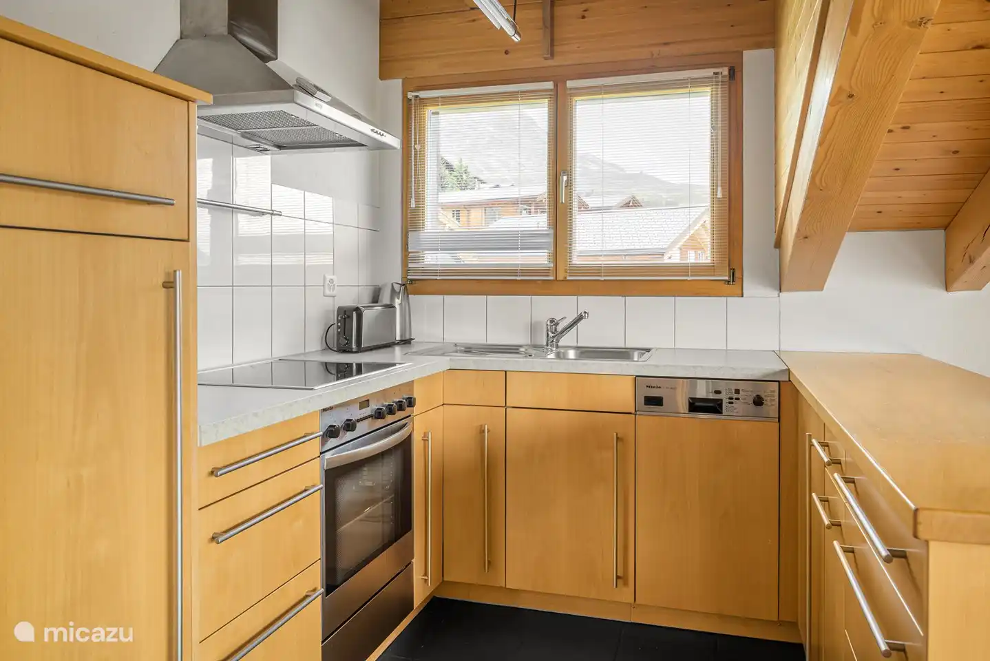 Appartement au 3ème étage avec vestiaire, bain/toilette, salon/salle à manger/cuisine avec lave-vaisselle, radio-CD, TV satellite, lecteur DVD, Internet W-LAN, cheminée, un lit français et une chambre double. Balcon sud-est.