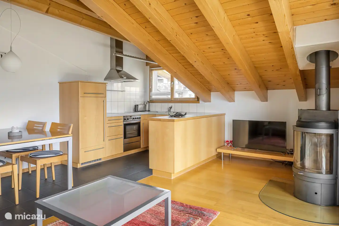 Appartement mansardé de 3 pièces et demi avec cheminée et balcon exposé sud-est.