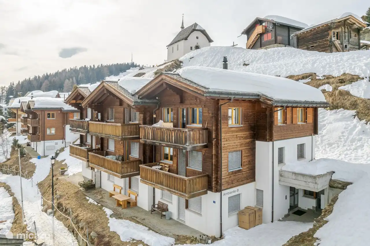 La casa familiar Ambiente B12 se encuentra en el corazón de la zona de esquí y senderismo de Bettmeralp, declarada Patrimonio de la Humanidad por la UNESCO. Ubicación céntrica y tranquila (debajo de la capilla Maria zum Schnee) con vista a los hermosos Alpes del Valais.

Los remontes están cerca y es fácil esquiar.